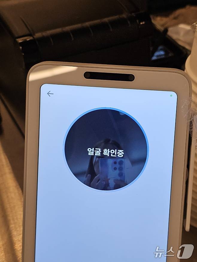 서울 종로구의 한 카페에서 토스 단말기가 얼굴을 인식하고 있다. 2025.08.12/뉴스1 ⓒ News1 정지윤 기자