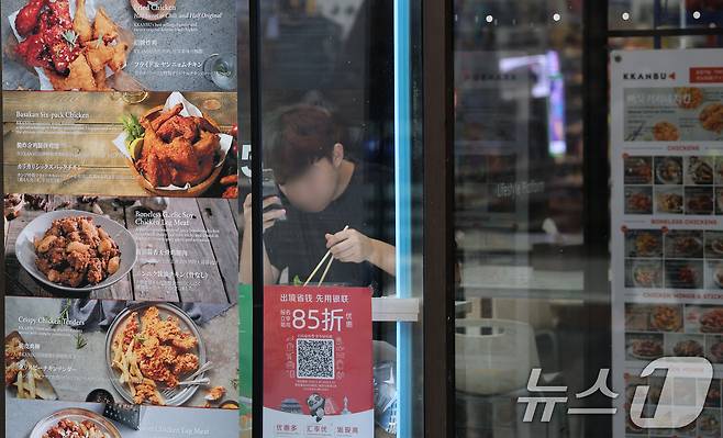 서울 중구 명동거리의 편의점에서 한 남성이 점심 도시락을 먹고 있다.2025.7.2/뉴스1 ⓒ News1 오대일 기자