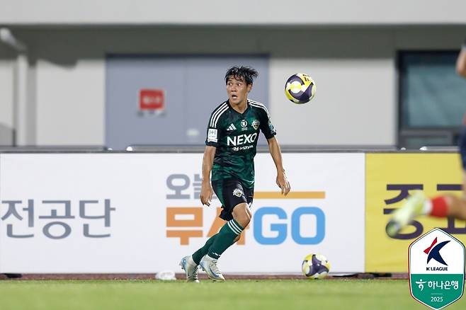 여전히 전북에서 현역으로 뛰고 있는 철인 최철순(한국프로축구연맹 제공)