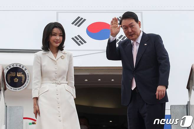 윤석열 전 대통령이 지난 2022년 6월27일 오후 경기 성남 서울공항에서 나토(NATO, 북대서양조약기구) 정상회의 참석차 출국하기 위해 김건희 여사와 함께 공군 1호기에 탑승하며 손을 흔들고 있다.(대통령실사진기자단)/뉴스1 ⓒ News1 안은나 기자