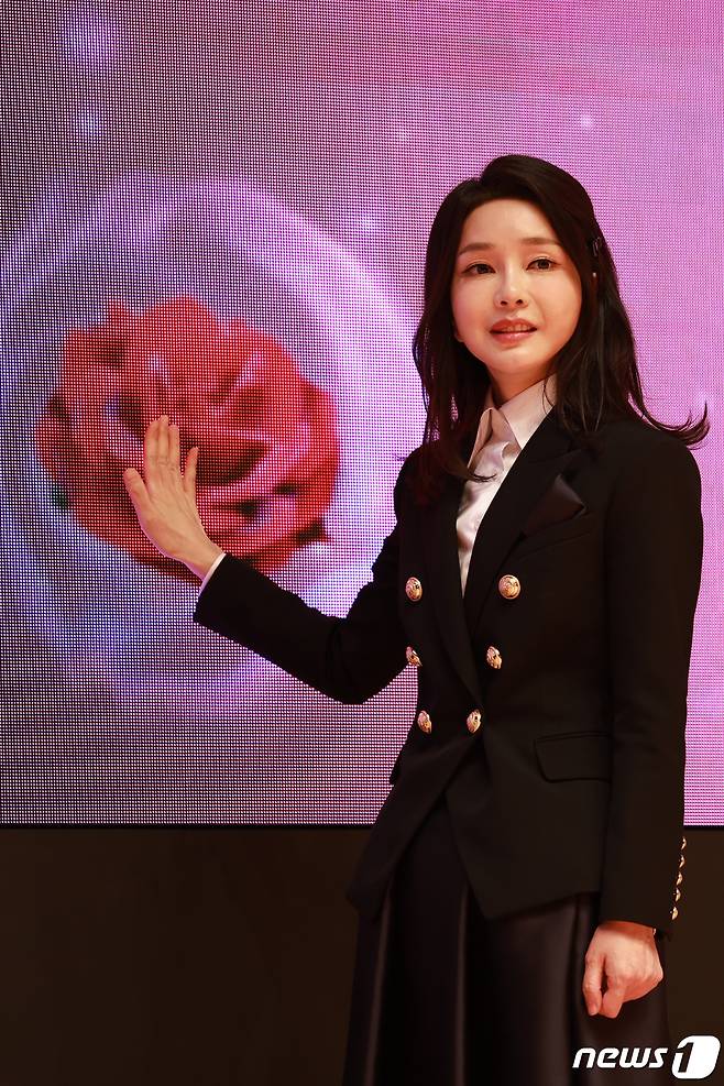 2023년 3월 8일 김건희 여사가 한국여성단체협의회 초청으로 서울 강남구 코엑스에서 열린 3.8 세계 여성의 날 기념행사에 참석해 LED 전광판에 뜬 장미꽃을 터치하고 있다. (대통령실 제공) 2023.3.8/뉴스1 ⓒ News1 안은나 기자