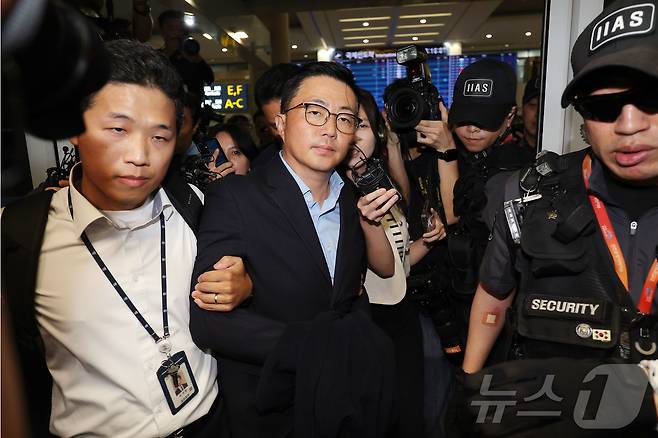 김건희 여사 일가의 '집사'로 지목된 김예성씨가 12일 인천국제공항 제1여객터미널을 통해 입국한 뒤 민중기 특별검사팀에 체포돼 이동하고 있다.(공동취재) 2025.8.12/뉴스1 ⓒ News1 박지혜 기자