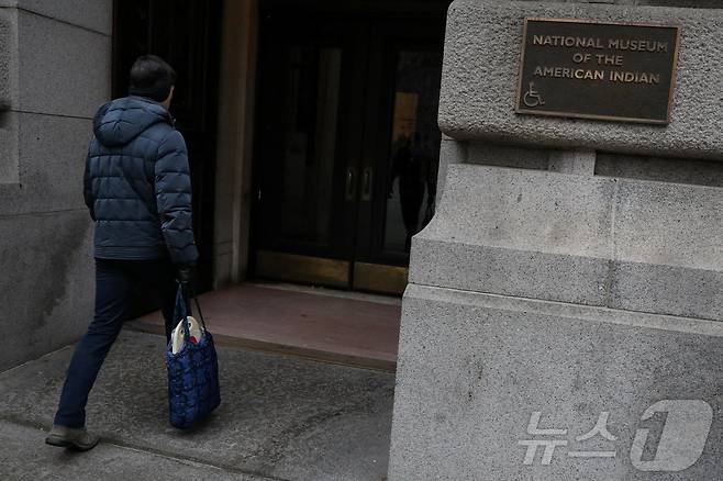 2019년 1월 29일(현지시간) 한 직원이 스미스소니언 재단 산하 국립 아메리칸 인디언 박물관에 출근하고 있다. 2019.01.29. ⓒ 로이터=뉴스1 ⓒ News1 윤다정 기자