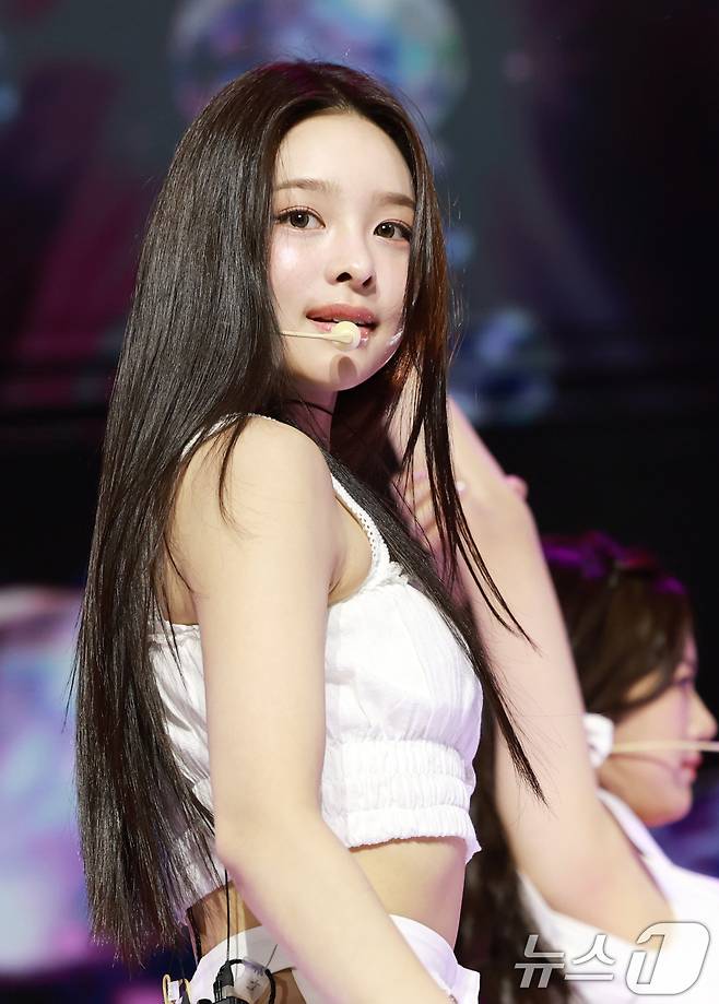 그룹 앳하트(AtHeart) 나현이 13일 서울 한남동 블루스퀘어에서 가진 첫 번째 EP 'Plot Twist' 쇼케이스에서 타이틀 곡 'Plot Twist'를 선보이고 있다. 2025.8.13/뉴스1 ⓒ News1 권현진 기자
