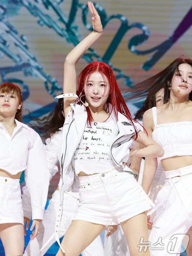 그룹 앳하트(AtHeart) 아린이 13일 서울 한남동 블루스퀘어에서 가진 첫 번째 EP 'Plot Twist' 쇼케이스에서 타이틀 곡 'Plot Twist'를 선보이고 있다. 2025.8.13/뉴스1 ⓒ News1 권현진 기자