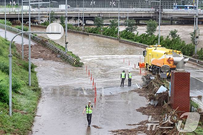 서울 동북·서북권에 호우경보가 발령된 13일 서울 노원구 월계동을 지나 흐르는 중랑천이 범람해 동부간선도로 통행 복구작업이 실시되고 있다. 2025.8.13/뉴스1 ⓒ News1 민경석 기자