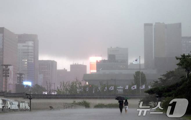 호우특보가 발효된 가운데 13일 서울 종로구 국립고궁박물관 인근에서 바라본 하늘이 먹구름으로 뒤덮여 있다. 2025.8.13/뉴스1 ⓒ News1 박지혜 기자