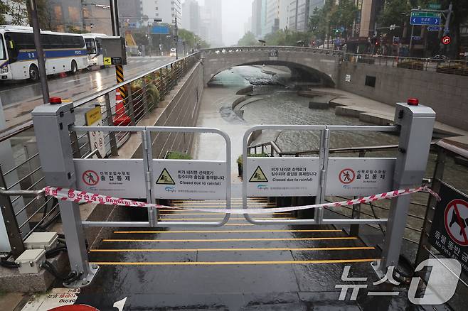 서울에 호우주의보가 내린 13일 서울 중구 청계천 출입이 통제되고 있다. 2025.8.13/뉴스1 ⓒ News1 민경석 기자