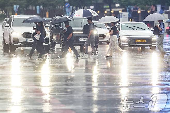 서울에 호우주의보가 내린 13일 서울 종로구 광화문네거리에서 우산을 쓴 시민들이 출근길 발걸음을 재촉하고 있다. 2025.8.13/뉴스1 ⓒ News1 민경석 기자