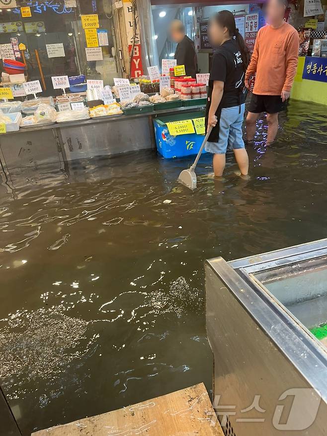 인천지역에 집중호우가 내린 13일 인천 서구 중앙시장에 물이 차오른 모습. (독자 제공. 재판매 및 DB 금지) 2025.8.13/뉴스1