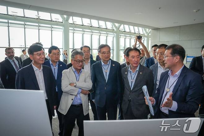조현 외교부 장관이 13일 조셉 윤 주한미국대사 대리와 함께 경주를 방문해 APEC 정상회의 준비 상황을 점검했다. (외교부 제공)