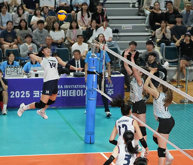 여자배구대표팀 정윤주가 12일 진주체육관에서 열린 코리아 인비테이셔널 아르헨티나전에서 공격을 시도하고 있다. 제공 | 대한배구협회