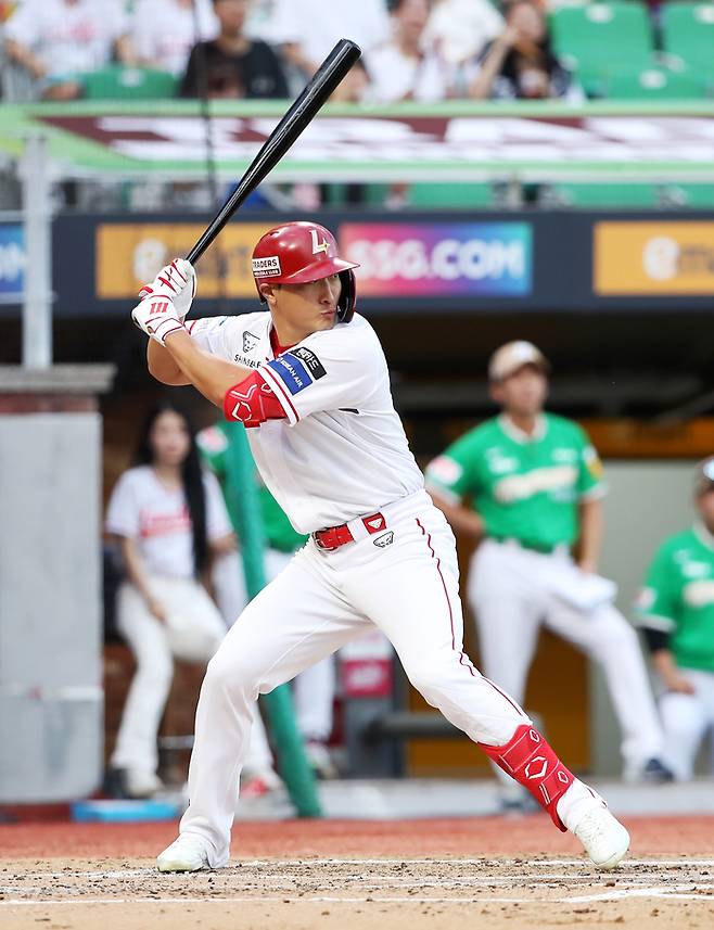 SSG 하재훈이 12일 인천SSG랜더스필드에서 열린 2025 KBO리그 키움전에서 선제 투런 홈런을 쏘아 올리고 있다. 사진 | SSG 랜더스