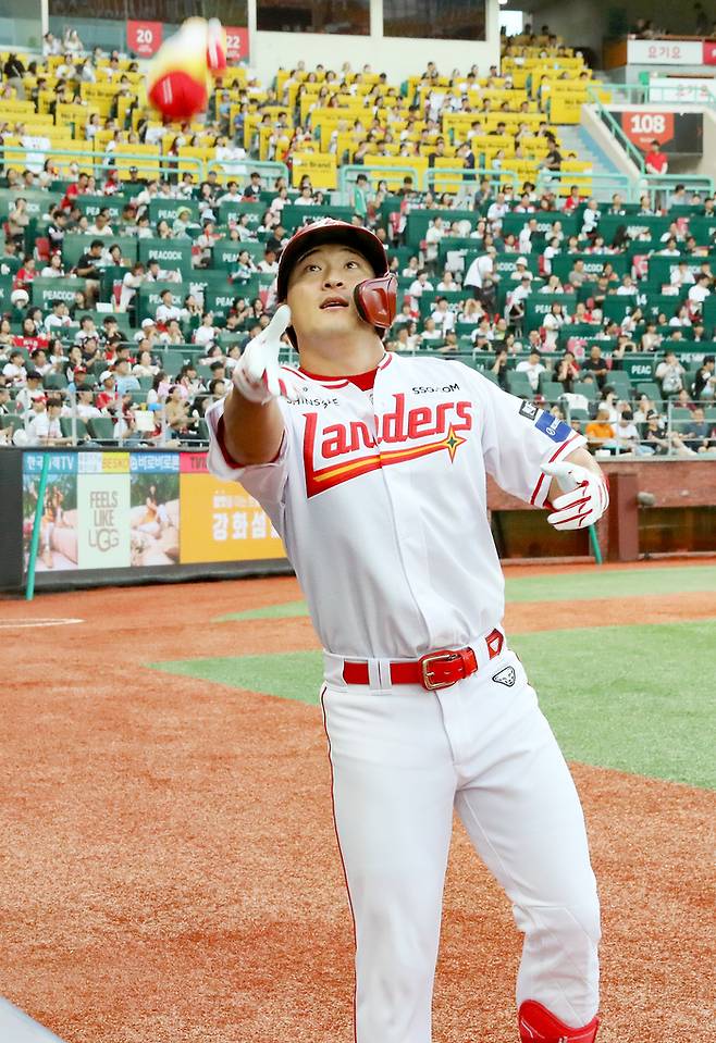 SSG 하재훈이 12일 인천SSG랜더스필드에서 열린 2025 KBO리그 키움전에서 선제 투런 홈런을 쏘아 올린 뒤 관중석을 향해 홈런 기념 인형을 던지고 있다. 사진 | SSG 랜더스