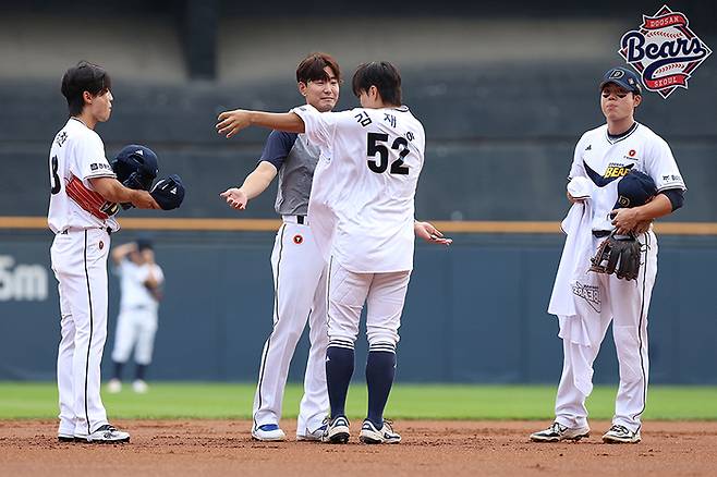 두산 김재호가 6일 서울 잠실구장에서 열린 2025 KBO리그 정규시즌 KT전 교체로 나가며 본인의 등번호를 물려받은 박준순에게 유니폼을 벗어주고 있다. 사진 | 두산 베어스