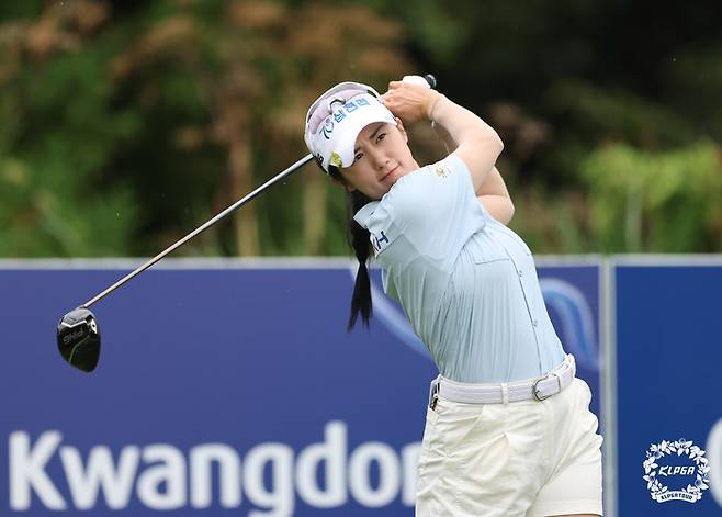 삼천리 이만득 회장을 비롯한 지인들의 격려전화에 멘탈을 부여잡은 이세희가 다부진 표정으로 티샷하고 있다. 사진 | KLPGA