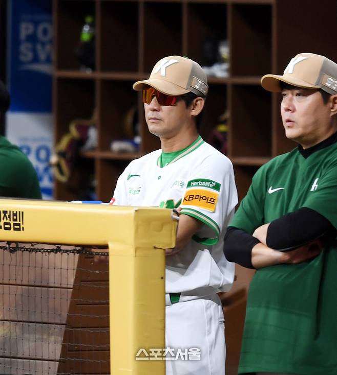 키움 설종진 감독대행이 23일 서울 고척스카이돔에서 열린 2025 KBO리그 롯데와 경기를 지켜보고 있다. 고척 | 최승섭 기자 thunder@sportsseoul.com