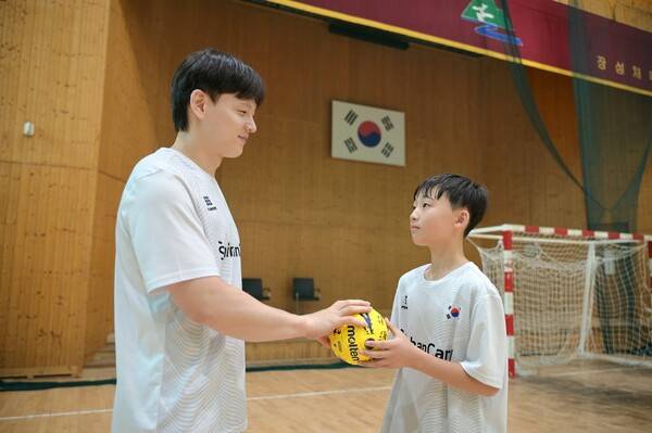 남자 핸드볼 국가대표 이현식과 꿈나무 학생. /사진=대한핸드볼협회