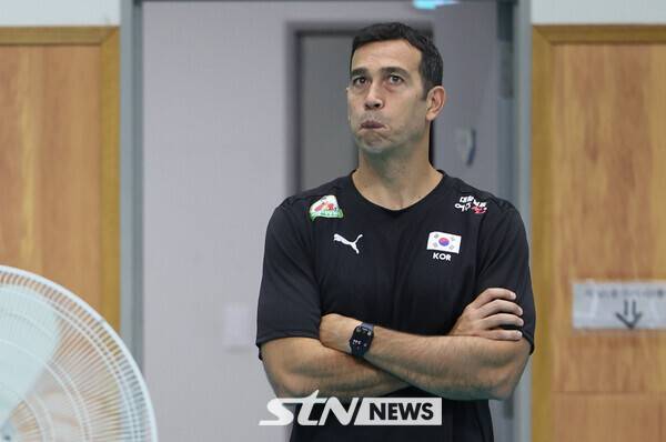 페르난도 모랄레스 대한민국 여자 배구 국가대표팀 감독이 23일 오후 충북 진천군 진천국가대표선수촌에서 열린 대한민국 배구 국가대표팀 훈련을 지켜보고 있다. /사진=뉴시스