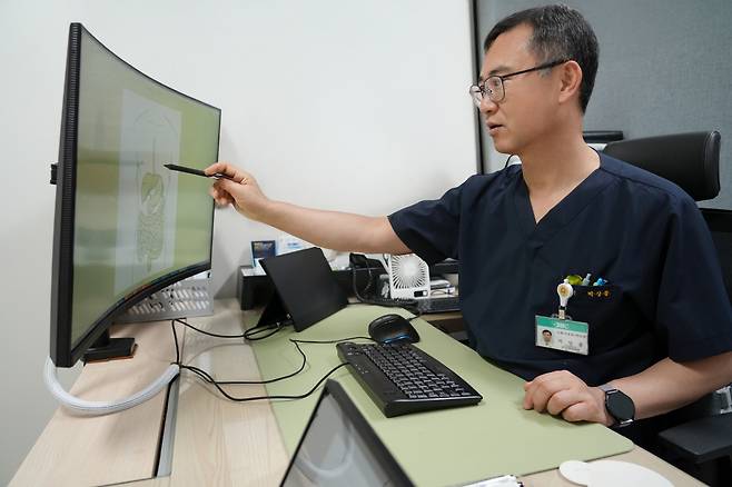 　◇분당제생병원 소화기센터 박상종 소장이 간염에 대해 설명하고 있다.