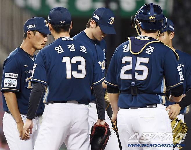 12일 서울 잠실구장에서 열린 NC-두산전. 3회말 선발 김녹원에 이어 등판한 임정호가 다시 전사민으로 교체되고 있다. 잠실=정재근 기자 cjg@sportschosun.com/2025.8.12/