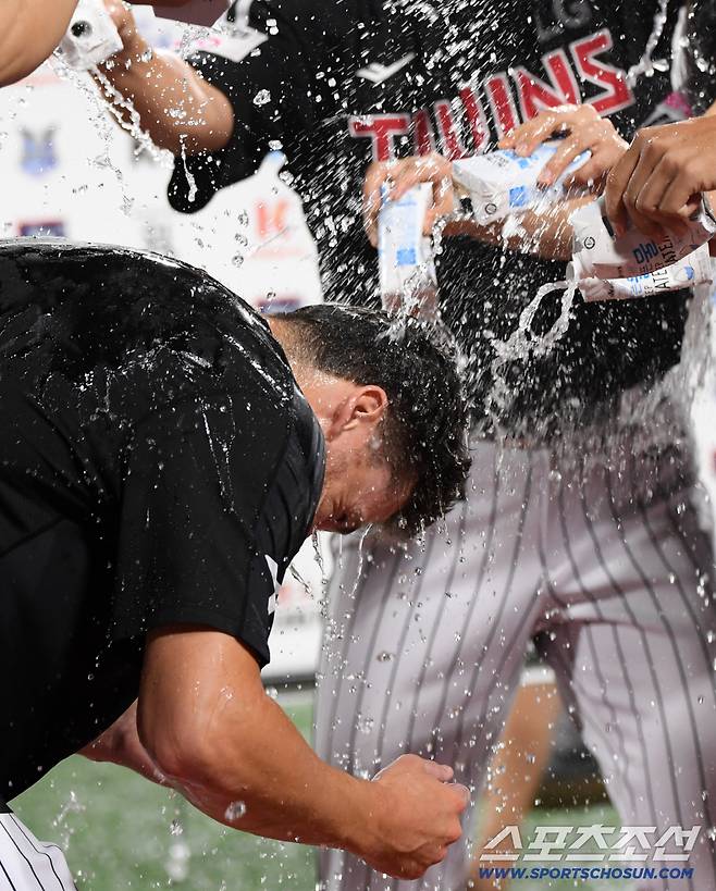 12일 수원KT위즈파크에서 열린 KBO리그 KT 위즈와 LG 트윈스의 경기. 데뷔전 승리를 거둔 LG 톨허스트가 물세례를 받고 있다. 수원=박재만 기자 pjm@sportschosun.com/2025.08.12/