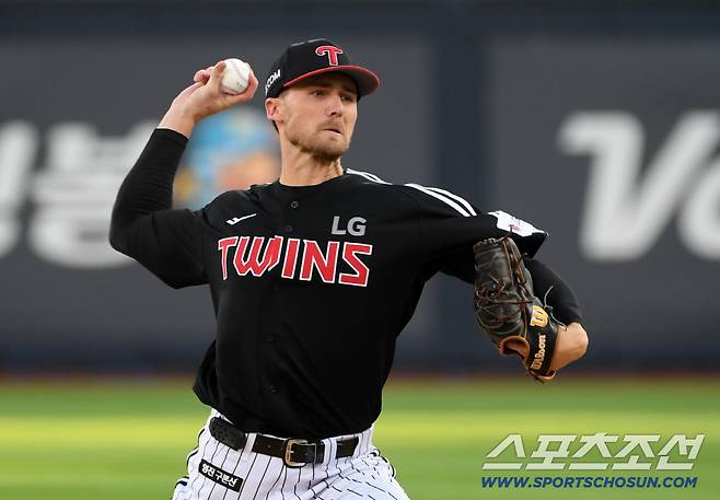 12일 수원KT위즈파크에서 열린 KBO리그 KT 위즈와 LG 트윈스의 경기. LG 톨허스트가 역투하고 있다. 수원=박재만 기자 pjm@sportschosun.com/2025.08.12/