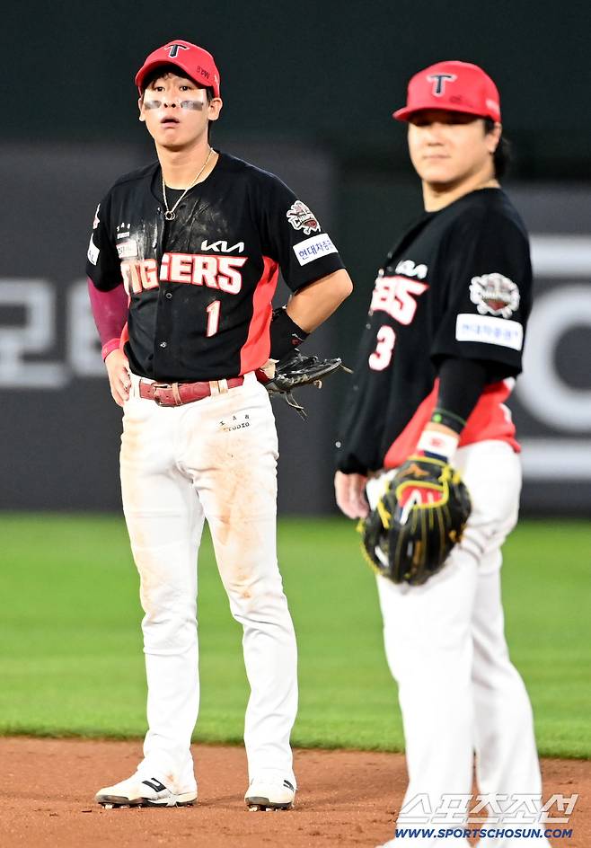 7일 부산 사직야구장에서 열린 KIA와 롯데의 경기, 6회말 박찬호가 황성빈의 땅볼타구때 자신의 송구를 놓친 1루수 위즈덤을 보며 아쉬워하고 있다. 부산=허상욱 기자wook@sportschosun.com/2025.08.07/