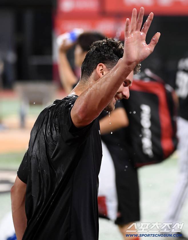 12일 수원KT위즈파크에서 열린 KBO리그 KT 위즈와 LG 트윈스의 경기. 데뷔전 승리를 거둔 LG 톨허스트가 물세례를 받고 있다. 수원=박재만 기자 pjm@sportschosun.com/2025.08.12/