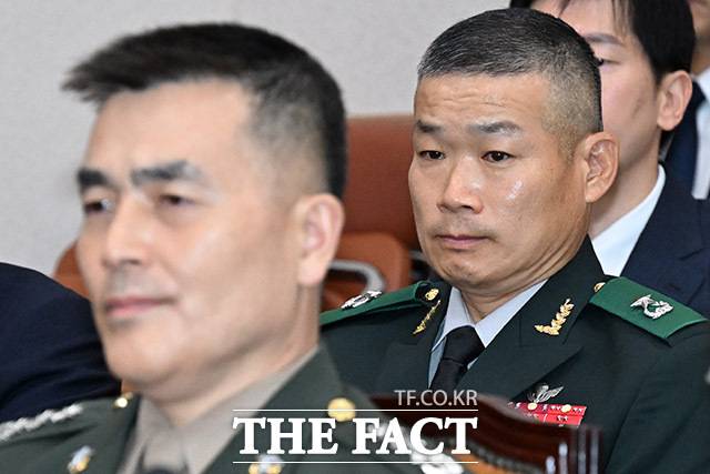 김동혁 국방부 검찰단장(오른쪽)이 2024년 7월 19일 오전 서울 여의도 국회 법제사법위원회에서 열린 '윤석열 대통령 탄핵소추안 발의 요청' 청원 청문회에 증인 출석해 있다. 왼쪽은 박정훈 전 해병대 수사단장. /국회=남윤호 기자