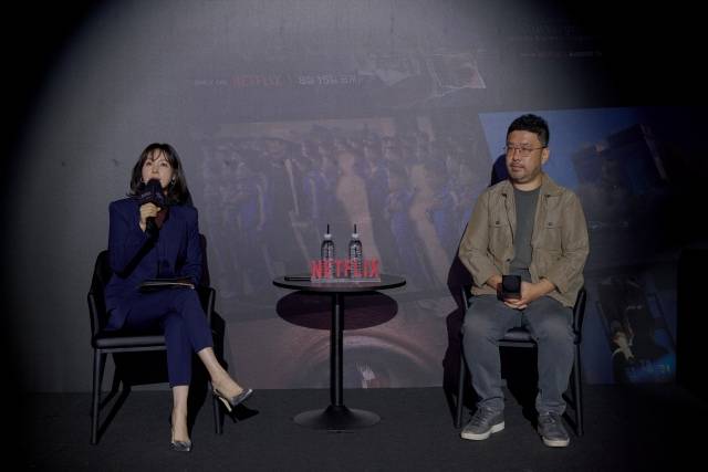 넷플릭스 새 다큐 '나는 생존자다'를 연출한 조성현 PD가 제작발표회에서 취재진의 질문에 답변을 하고 있다. /넷플릭스
