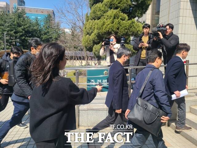 드라마 제작사 바람픽쳐스 고가 인수 의혹을 받는 카카오엔터테인먼트 김성수 대표와 이준호 투자전략부문장이 지난해 03월21일 오후 1시34분께 영장실질심사를 받기 위해 서울남부지법 즉결법정으로 들어가고 있다./김영봉 기자