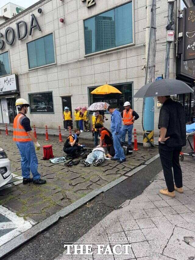 13일 오전 8시 30분쯤 광양시 중마동 사랑병원 뒤 소공원에서 노인 일자리 사업에 참여한 A(81) 씨가 갑자기 의식을 잃고 쓰러졌다./광양시