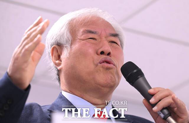 전광훈 목사는 13일 서울 성북구 사랑제일교회에서 기자회견을 열고 "대통령실 사회수석실 비서관이 우리 교회에 여러 번 왔다"며 "비서관에게 '대통령이 왜 이렇게 정치하느냐. 이러면 반드시 탄핵된다'고 말했지만, 윤 전 대통령에게 전달은 안 된 것 같다. 수석이면 몰라도 비서관은 대통령을 만나지 못한다"고 주장했다. /이새롬 기자