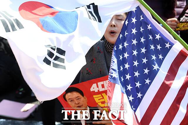 전 목사는 "광화문 운동에 나오는 유튜버들에게 10만원~20만원을 줬다"고 밝혔다. 전 목사는 "주일 설교를 해서 교회 재정부에서 한달에 2000만원을 받고 있다"며 "2000만원으로 시민단체 등을 지원해 광화문 운동을 계속 이끌어온 것"이라고 밝혔다. /서예원 기자