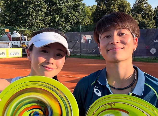 ITF 라이프치히 국제여자테니스투어 복식에서 우승한 박소현과 플리푸체(오른쪽)