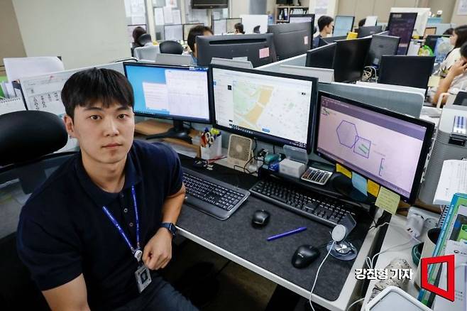 오대규 서울경찰청 생활안전교통부 교통관리과 순경이 12일 서울 종로구 서울경찰청에서 서울교통신호시스템을 설명한 뒤 포즈를 취하고 있다. 강진형 기자