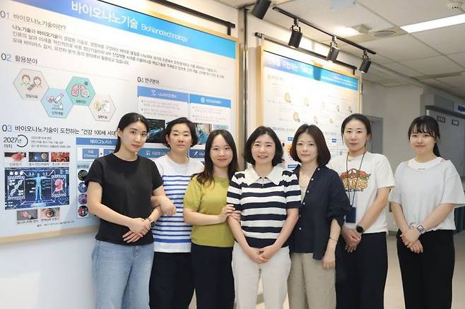 정주연 박사 연구팀 구성원들이 기념촬영을 하고 있다. 한국생명공학연구원 제공