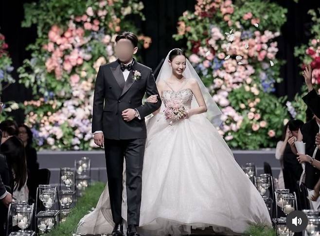 뷰티 크리에이터 김습습(본명 김채원)이 신라호텔 웨딩 비용을 공개했다. 김습습 인스타그램
