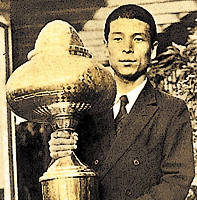 한국 최초의 프로 골퍼 연덕춘 전 한국프로골프협회 고문이 1941년 일본오픈에서 우승한 후 트로피를 들고 서 있다. 그는 한국인 최초로 일본 프로 자격을 땄고, 일본오픈 우승도 해냈다. 한국인 최초의 국제 골프 대회 우승이었다. /KPGA