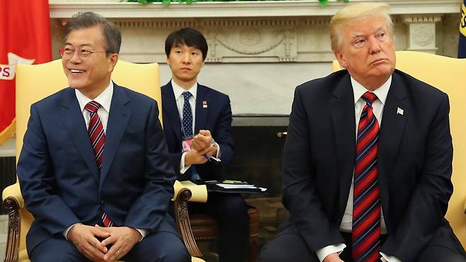 지난 2018년 5월 미국 백악관에서 열린 정상회담에서 문재인 당시 대통령(왼쪽)과 도널드 트럼프 미 대통령이 오벌 오피스에 앉아있다. /조선일보DB