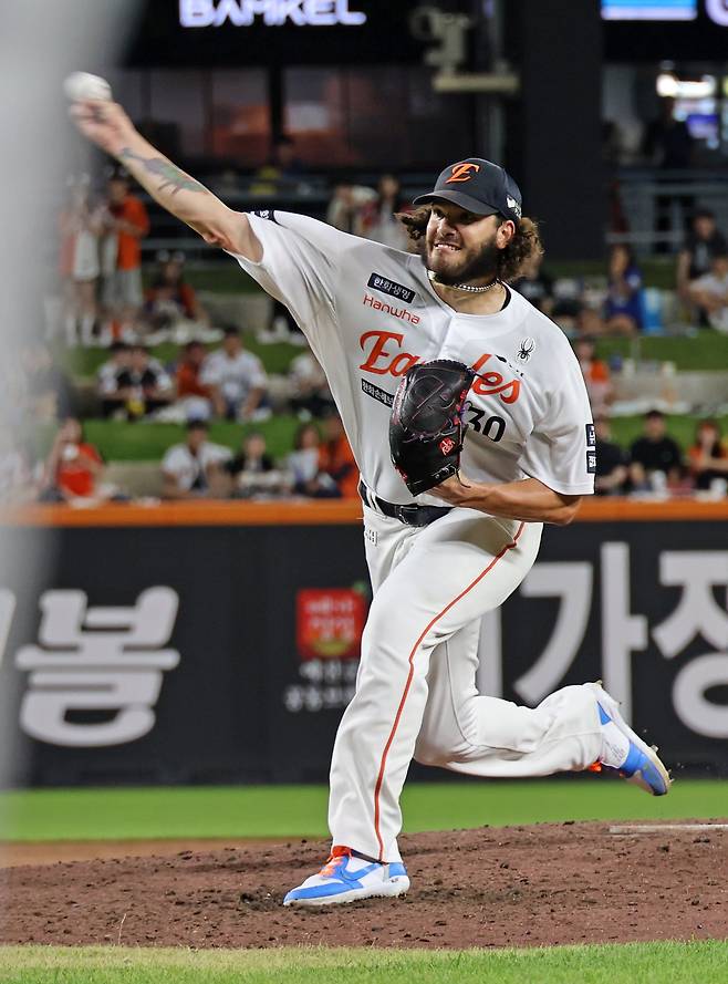 한화의 코디 폰세가 12일 롯데와의 홈 경기에서 7회 투구하는 모습. /연합뉴스