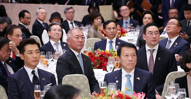 Lee Jung -Sun、ヒュンダイモーターグループの会長、Koo Kwang -Mo、LGグループの会長、民主党の大統領キムヨン - ブム大統領、俳優のAhn Jae -Wookは、ブルーハウスでの公式ディナーでLee Jae -Myung大統領の夕食を聴きます。 /yonhapニュース