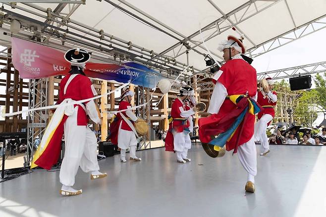 국악 버스킹팀이 일본 오사카엑스포 행사장에서 영동세계국악엑스포를 홍보하는 공연을 하고 있다. /뉴스1