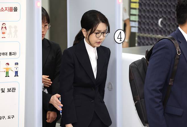 윤석열 전 대통령 배우자 김건희 여사가 지난 12일 오후 서울 서초구 서울중앙지방법원에서 자본시장법과 알선수재, 정치자금법 위반 혐의에 대한 구속 전 피의자 심문(영장실질심사)을 마치고 법정을 나서고 있다./뉴스1