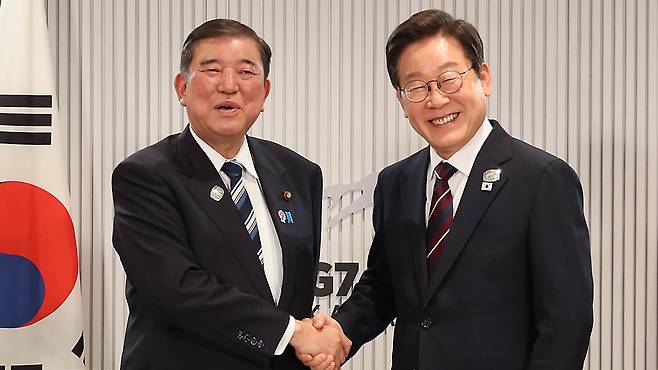 이재명 대통령과 이시바 시게루 일본 총리가 지난 6월 17일(현지 시각) 캐나다 앨버타주 캐내내스키스 주요 7국(G7) 정상회의장에서 열린 한일 정상회담에서 악수하고 있다./연합뉴스