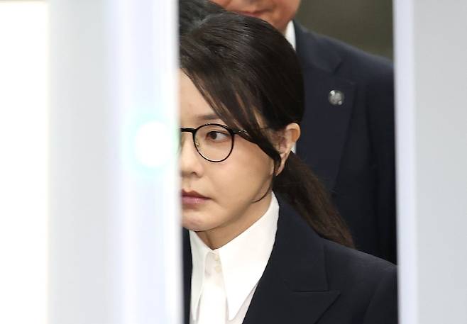 윤석열 전 대통령 배우자 김건희 여사가 지난 12일 오후 서울 서초구 서울중앙지방법원에서 자본시장법과 알선수재, 정치자금법 위반 혐의에 대한 구속 전 피의자 심문(영장실질심사)을 마치고 법정을 나서고 있다. /사진공동취재단