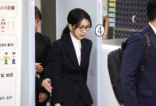윤석열 전 대통령 부인 김건희 여사가 12일 구속 전 피의자 심문(영장실질심사)을 마친 뒤 서울 서초구 서울중앙지법을 나서고 있다. 연합뉴스