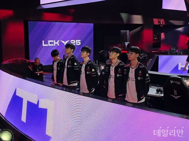 T1 선수단은 13일 서울 종로구 LCK 아레나에서 열린 2025 LoL 챔피언스 코리아(LCK) 정규 시즌 4라운드 경기에 앞서 팬들에게 인사하고 있다. ⓒLCK