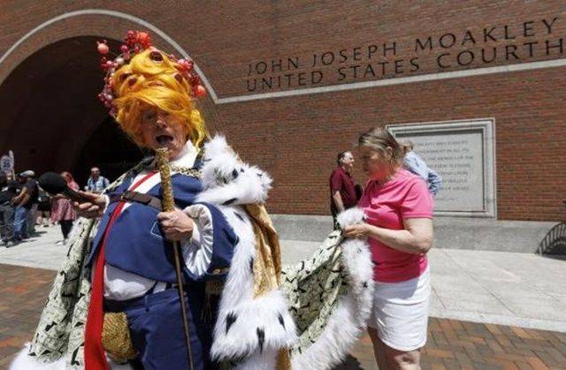 지난달 21일 미국 매사추세츠주 보스턴에 있는 존 조셉 모클리 연방 법정 밖에서 도널드 트럼프 정부의 하버드대 탄압에 반대하는 시위대가 트럼프 대통령을 ‘미친 왕’으로 조롱하는 퍼포먼스를 하고 있다. ⓒ EPA/연합뉴스